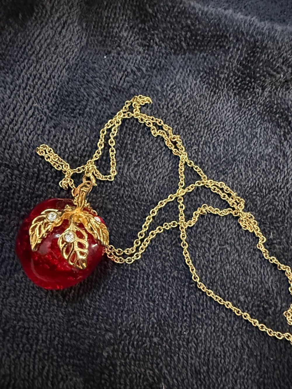 Vintage Avon Gold-Tone Red Lucite Apple Pendant Necklace - Picture 6 of 9